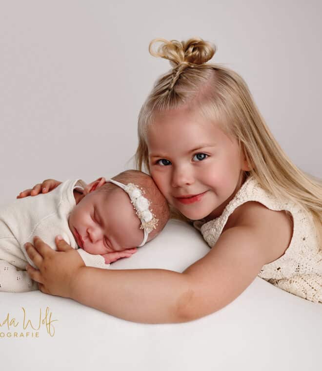 grote zus en newborn