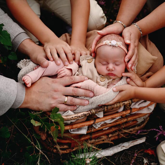baby in handen